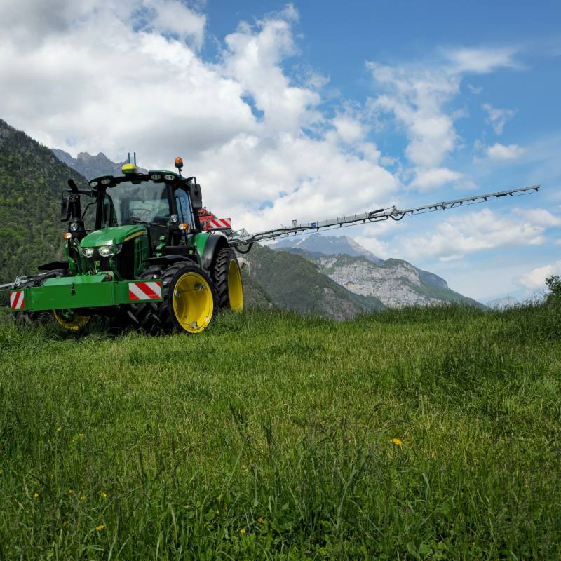 Bielenhof_Dexterzucht_John_Deere_6100M_Kuhn_Omnis_800_Liter_15_Meter_Erstfeld_Pflanzenschutz_Pflazenschutzspritze_Kanton_Uri._Flächenbehandlung_Mit Doppelbereifung